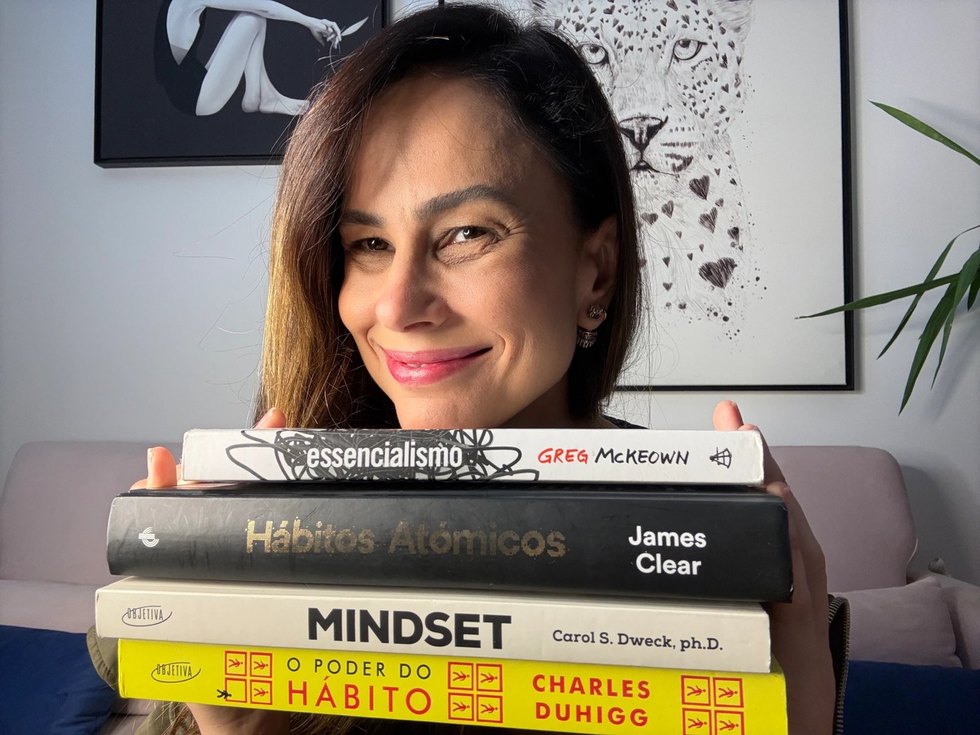 Kamilla Flor com livros sobre hábitos, mindset e essencialismo