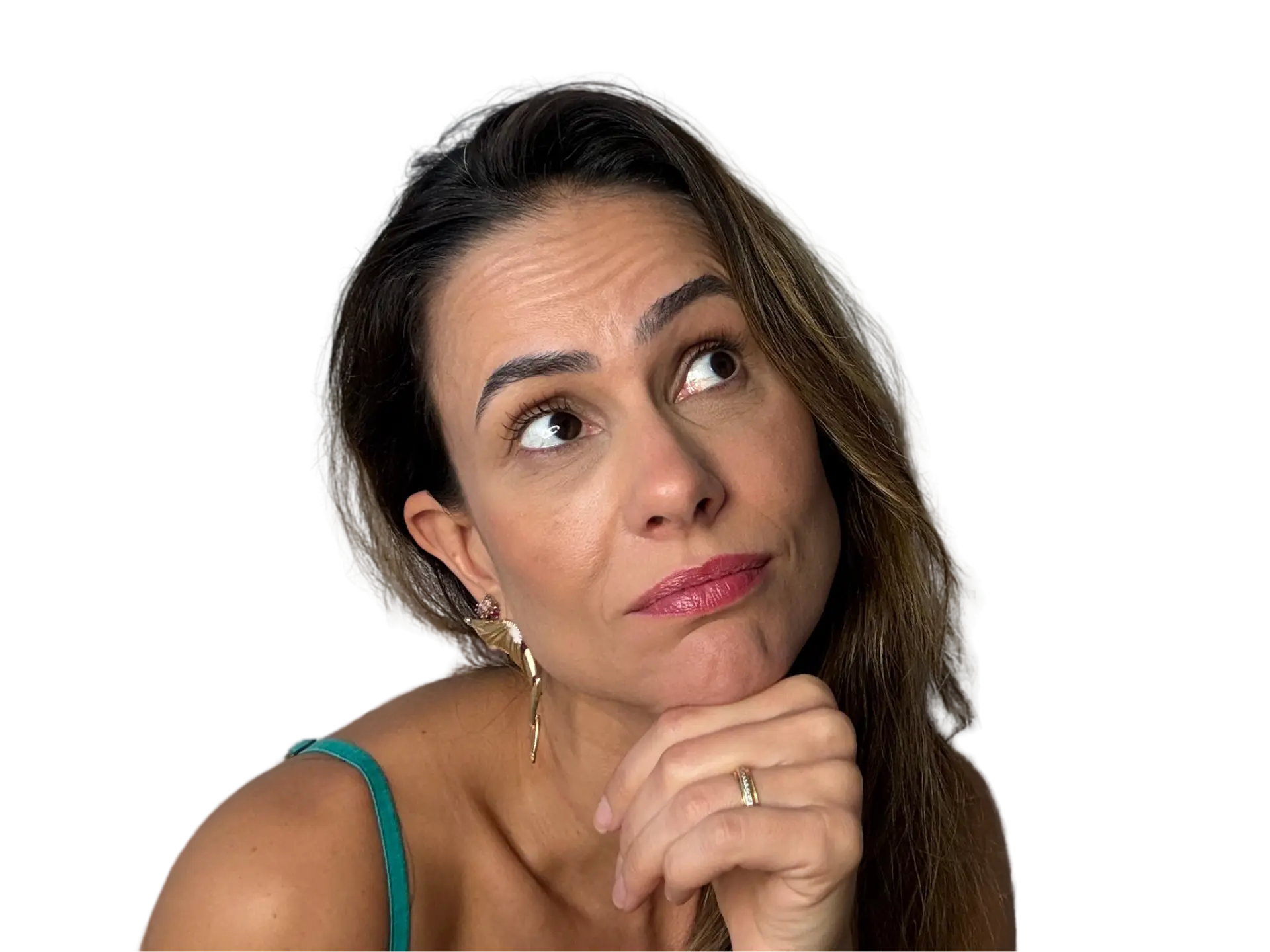 Kamilla pensando, com a mão no queixo, olhando para cima