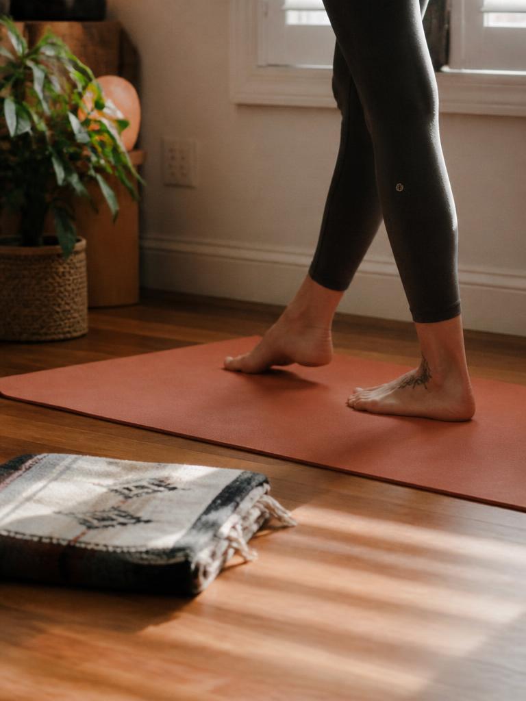 Tapete de yoga aberto no chão com luz da manhã